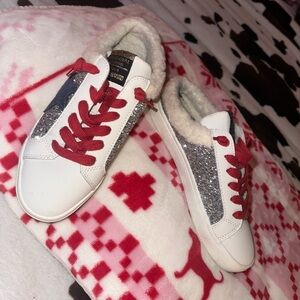 Vintage  Havana  White Sneakers with Red and Silver Accents blue Star 7.5